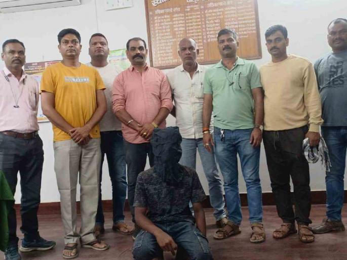 Killing a young man with a sharp weapon out of old enmity; | जुन्या वैमनस्यातून तरूणाचा धारदार शस्त्राने मारून खून; तिघांना पोलिसांनी घेतले ताब्यात Killing a young man with a sharp weapon out of old enmity; | जुन्या वैमनस्यातून तरूणाचा धारदार शस्त्राने मारून खून; तिघांना पोलिसांनी घेतले ताब्यात