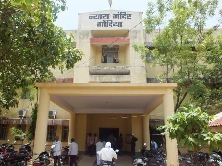 Removal of obstacles in front of the Gondiya District Court building | गोंदिया जिल्हा न्यायालय इमारतीपुढील अडथळे दूर Removal of obstacles in front of the Gondiya District Court building | गोंदिया जिल्हा न्यायालय इमारतीपुढील अडथळे दूर