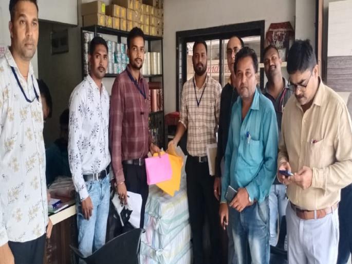 Gondia district, the city council has confiscated plastic materials by imposing fines | नगर परिषदेचे धाडसत्र! दंड आकारून प्लास्टिक साहित्य केले जप्त Gondia district, the city council has confiscated plastic materials by imposing fines | नगर परिषदेचे धाडसत्र! दंड आकारून प्लास्टिक साहित्य केले जप्त