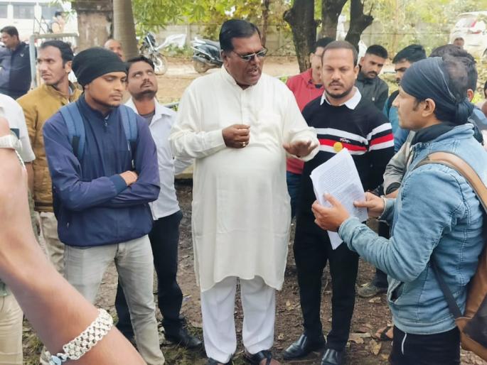 in gondia as soon as climbed the water tank got a solution to the demands | पाणीटाकीवर चढताच निघाला मागण्यांवर तोडगा; पगारासाठी लावली जिवाची बाजी in gondia as soon as climbed the water tank got a solution to the demands | पाणीटाकीवर चढताच निघाला मागण्यांवर तोडगा; पगारासाठी लावली जिवाची बाजी