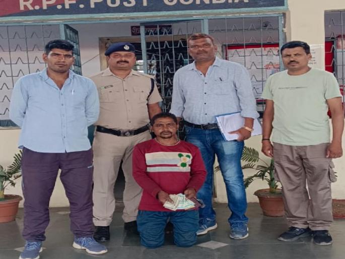 Pickpocket caught throwing away wallet after withdrawing money Action of Railway Police | पैसे काढल्यानंतर पर्स फेकून पळताना पाकीटमार पकडला; रेल्वे पोलिसांची कारवाई 