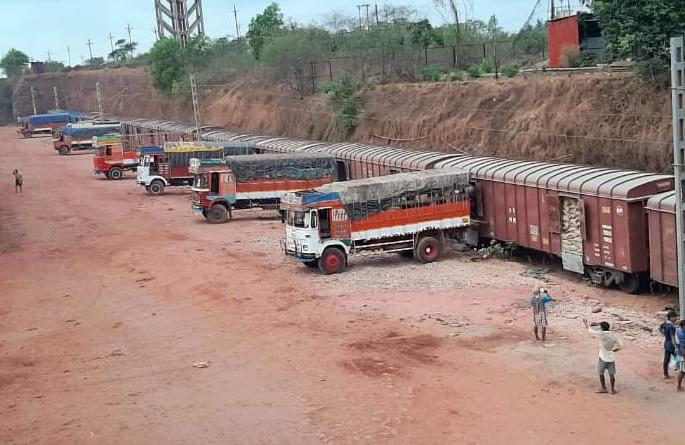 From Konkan Railway, 5 tonnes of grain came | अन्नधान्य घेऊन मालगाडी आली रत्नागिरीत; कोकण रेल्वेतून आले २,६५५ टन धान्य From Konkan Railway, 5 tonnes of grain came | अन्नधान्य घेऊन मालगाडी आली रत्नागिरीत; कोकण रेल्वेतून आले २,६५५ टन धान्य