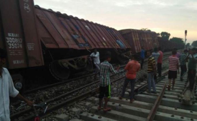 Goods train derailed at Chacher : Inconvenience of the passengers | चाचेरमध्ये मालगाडी रुळावरून घसरली : प्रवाशांची गैरसोय Goods train derailed at Chacher : Inconvenience of the passengers | चाचेरमध्ये मालगाडी रुळावरून घसरली : प्रवाशांची गैरसोय