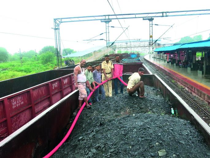 Fire brigade in Shegaon railway station | शेगाव रेल्वेस्थानकात मालगाडीला आग