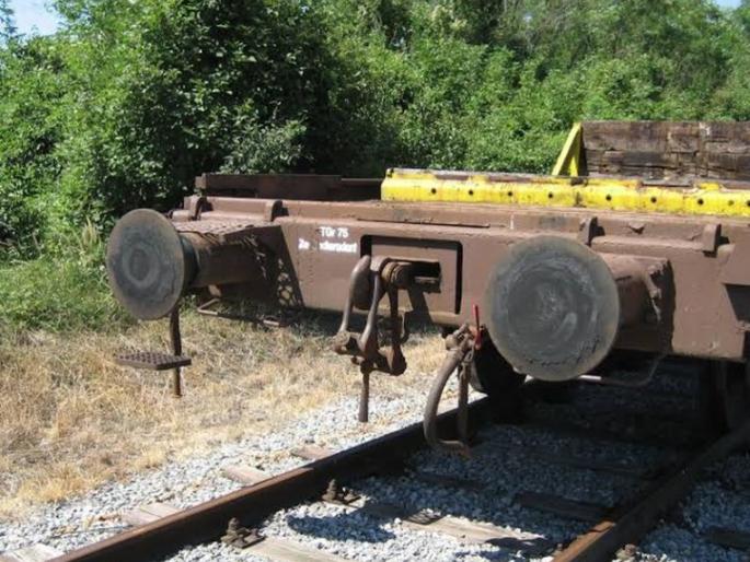 Railway traffic disrupted caused by wagon pipe broken | मालगाडीचा वॅगन पाईप तुटल्यामुळे रेल्वे वाहतूक विस्कळीत Railway traffic disrupted caused by wagon pipe broken | मालगाडीचा वॅगन पाईप तुटल्यामुळे रेल्वे वाहतूक विस्कळीत