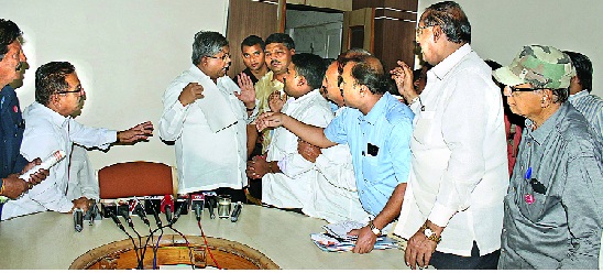 The risk of 'sugar' in the hydrosphere: Redundant of sugar powder in Kolhapur | गुळाला ‘शुगर’चा धोका हायड्रोस पावडरचा अतिरेक : कर्नाटकातील साखर मिश्रणाचे लोण कोल्हापुरात The risk of 'sugar' in the hydrosphere: Redundant of sugar powder in Kolhapur | गुळाला ‘शुगर’चा धोका हायड्रोस पावडरचा अतिरेक : कर्नाटकातील साखर मिश्रणाचे लोण कोल्हापुरात