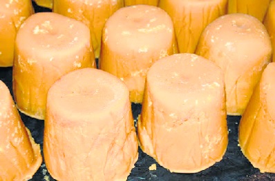 Kolhapur: The loss of thousands of rupees on one side of the jalas, the problem of jaggery producers | कोल्हापूर : गुळाच्या एका आधणामागे हजाराचा तोटा, गूळ उत्पादक अडचणीत Kolhapur: The loss of thousands of rupees on one side of the jalas, the problem of jaggery producers | कोल्हापूर : गुळाच्या एका आधणामागे हजाराचा तोटा, गूळ उत्पादक अडचणीत