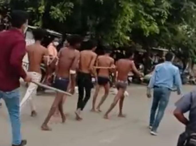Bar manager's murder 'plan fails': Accused arrested, half-naked | बार मॅनेजरच्या हत्येचा ‘प्लॅन फेल’ : आरोपी अटकेत, अर्ध नग्न धिंड Bar manager's murder 'plan fails': Accused arrested, half-naked | बार मॅनेजरच्या हत्येचा ‘प्लॅन फेल’ : आरोपी अटकेत, अर्ध नग्न धिंड