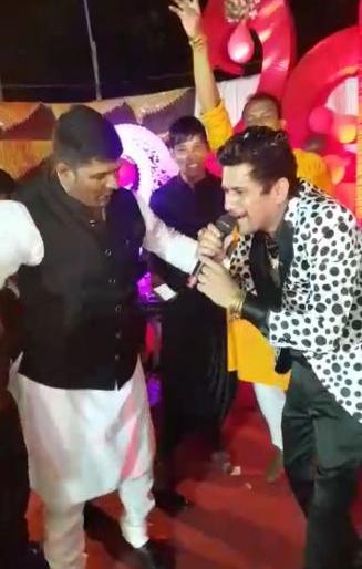 Police constable dance with criminals in Nagpur | नागपुरात गुन्हेगारांसोबत पोलीस शिपायाचा डान्स