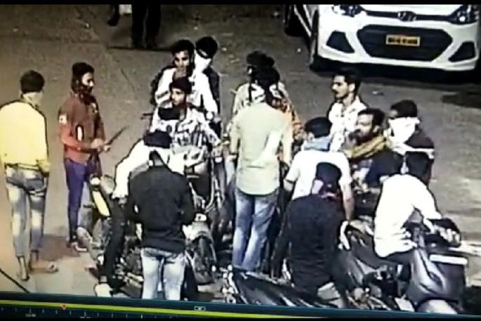 Chaos of the notorious Wasim Chirya gang in Nagpur: Rampant panic, tension | नागपुरात कुख्यात वसीम चिऱ्या टोळीचा हैदोस : प्रचंड दहशत, तणाव Chaos of the notorious Wasim Chirya gang in Nagpur: Rampant panic, tension | नागपुरात कुख्यात वसीम चिऱ्या टोळीचा हैदोस : प्रचंड दहशत, तणाव