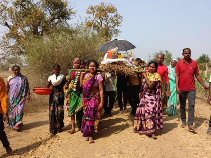 Four daughters performed the last rites of their father | पित्याची अंत्ययात्रा निघाली चार मुलींच्या खांद्यावर; अश्रूंना आवर घालून दिली माती