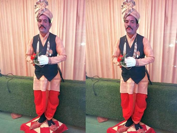 Stands up for reception, adds to the elegance of the event; But it is not a statue! | गडचिराेली : स्वागतासाठी उभा राहताे, कार्यक्रमाची शाेभा वाढविताे; पण ताे पुतळा नव्हे! Stands up for reception, adds to the elegance of the event; But it is not a statue! | गडचिराेली : स्वागतासाठी उभा राहताे, कार्यक्रमाची शाेभा वाढविताे; पण ताे पुतळा नव्हे!