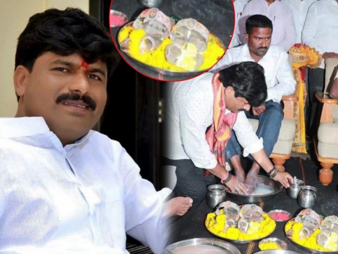 bjp mlc gopichand padalkars volunteers facilitated by giving silver chappal and passion bike | गोपीचंद पडळकरांकडून 'त्या' कार्यकर्त्यांना चांदीच्या चपला अन् बाईक; सत्कारावेळी अश्रू अनावर bjp mlc gopichand padalkars volunteers facilitated by giving silver chappal and passion bike | गोपीचंद पडळकरांकडून 'त्या' कार्यकर्त्यांना चांदीच्या चपला अन् बाईक; सत्कारावेळी अश्रू अनावर