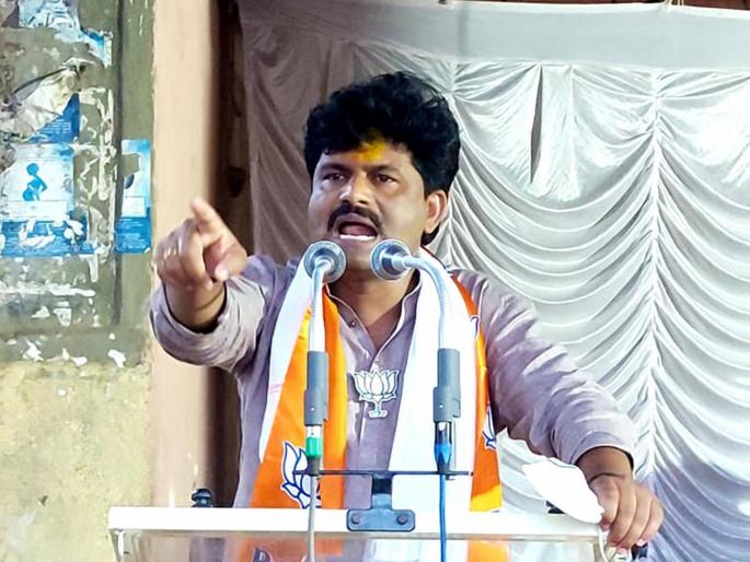 gopichand padalkar car attack after clash between bjp shiv sena ncp workers in sangli | सांगलीत राडा! भाजप-राष्ट्रवादीचे कार्यकर्ते भिडले; गोपीचंद पडळकरांच्या गाडीवर हल्ला gopichand padalkar car attack after clash between bjp shiv sena ncp workers in sangli | सांगलीत राडा! भाजप-राष्ट्रवादीचे कार्यकर्ते भिडले; गोपीचंद पडळकरांच्या गाडीवर हल्ला