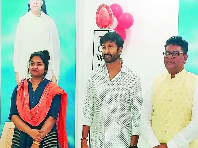 South superstar gopichand visit to Anjangaon to meet his Guru | गुरूंच्या भेटीला दक्षिणेचा सुपरस्टार अंजनगावात; दरवर्षी येताे भेटीला South superstar gopichand visit to Anjangaon to meet his Guru | गुरूंच्या भेटीला दक्षिणेचा सुपरस्टार अंजनगावात; दरवर्षी येताे भेटीला