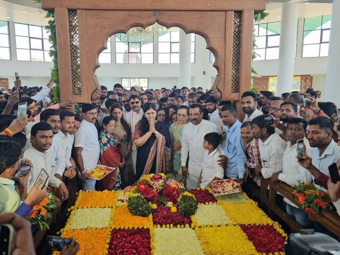 'May you live forever' slogans filled Gopinath Gad! A sea of people from across the state gathered to mark the birth anniversary of Loknete Munde | 'अमर रहे' घोषणांनी गोपीनाथ गड दुमदुमला! लोकनेते मुंडेंच्या जयंतीनिमित्त जनसागर उसळला