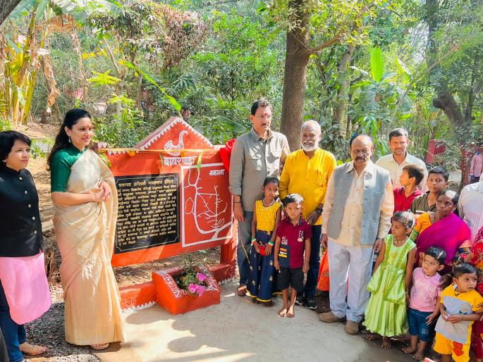 walls of the houses of tribal brothers of gorai were painted with Warli painting | गोराईच्या आदिवासी बांधवांच्या घरांच्या भिंती वारली चित्रकलेने साकारल्या walls of the houses of tribal brothers of gorai were painted with Warli painting | गोराईच्या आदिवासी बांधवांच्या घरांच्या भिंती वारली चित्रकलेने साकारल्या