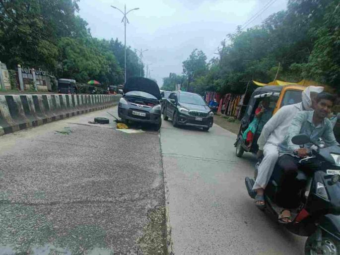 Be careful on Gorakshan Road, there are potholes ahead! Fatal potholes, car wheels dislodged | गोरक्षण रोडवर जरा सांभाळून, पुढे खड्डे आहेत! जीवघेणे खड्डे, कारचे चाक निखळले Be careful on Gorakshan Road, there are potholes ahead! Fatal potholes, car wheels dislodged | गोरक्षण रोडवर जरा सांभाळून, पुढे खड्डे आहेत! जीवघेणे खड्डे, कारचे चाक निखळले