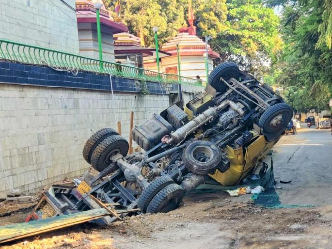 When will the road work of Gokuldham Sai Marg be completed Uddhav Sena warning of agitation | गोकुळधाम साई मार्गच्या रस्त्याचे काम कधी होणार पूर्ण?; उद्धव सेनेचा आंदोलनाचा इशारा When will the road work of Gokuldham Sai Marg be completed Uddhav Sena warning of agitation | गोकुळधाम साई मार्गच्या रस्त्याचे काम कधी होणार पूर्ण?; उद्धव सेनेचा आंदोलनाचा इशारा