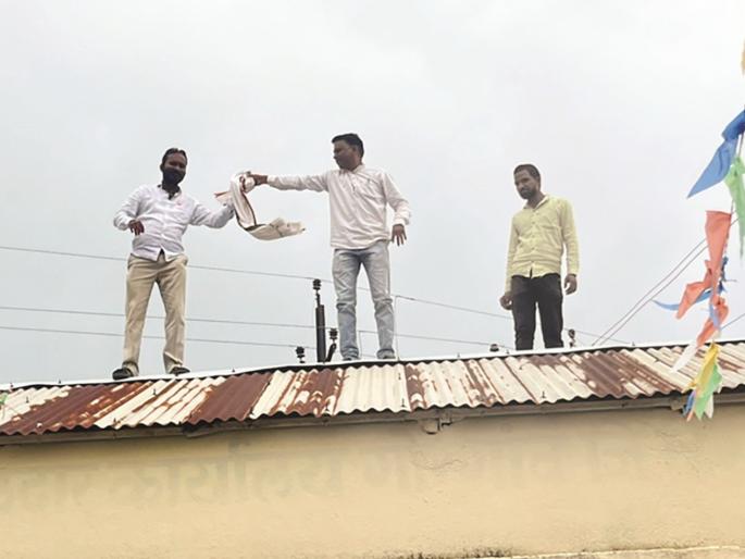 Hingoli: Unique agitation for complete loan waiver; Farmers march to Upper Tehsil office | Hingoli: संपूर्ण कर्जमाफीसाठी अनोखे आंदोलन; शेतकरी चढले अपर तहसील कार्यालयावर