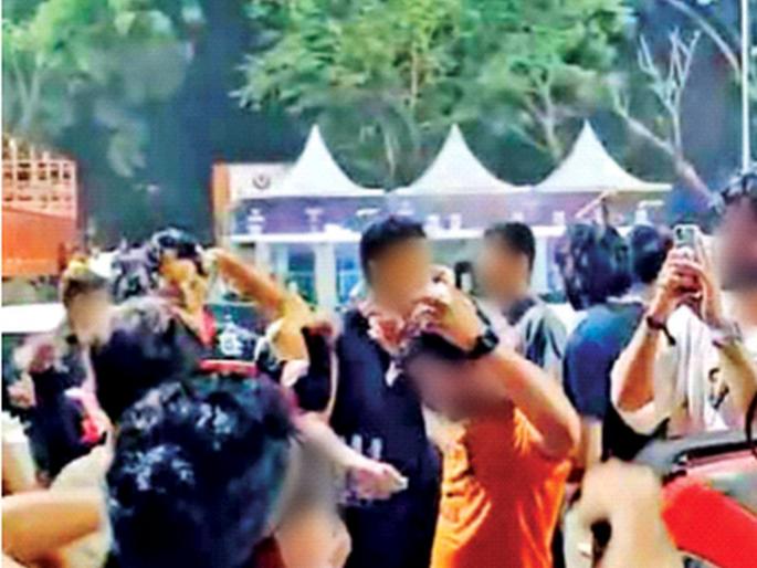 After a live concert, a group of young people set up speakers in the middle of the road and created a ruckus. | लाईव्ह कॉन्सर्टनंतर तरुणांच्या गटाची भररस्त्यात स्पीकर लावून हुल्लडबाजी After a live concert, a group of young people set up speakers in the middle of the road and created a ruckus. | लाईव्ह कॉन्सर्टनंतर तरुणांच्या गटाची भररस्त्यात स्पीकर लावून हुल्लडबाजी