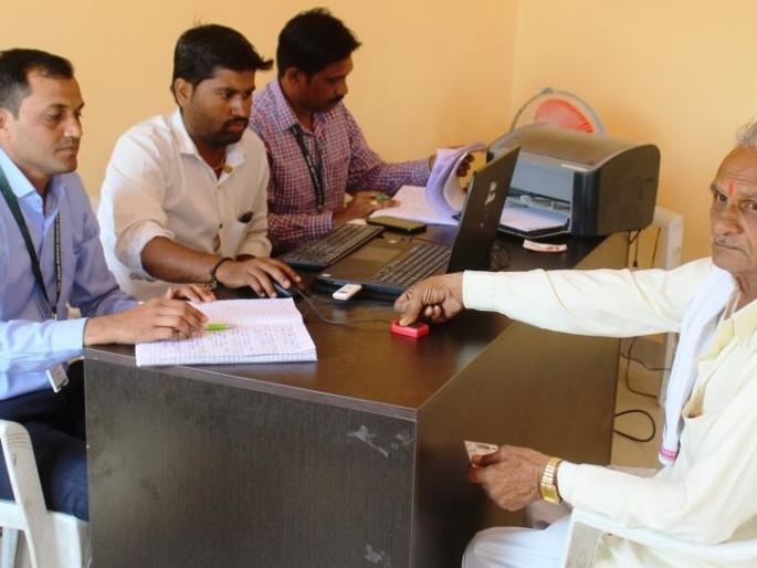 Just a thumbs up and loan waiver: Farmers expressed satisfaction | फक्त अंगठा लावला आणि कर्जमाफःशेतकऱ्यांनी व्यक्त केले समाधान Just a thumbs up and loan waiver: Farmers expressed satisfaction | फक्त अंगठा लावला आणि कर्जमाफःशेतकऱ्यांनी व्यक्त केले समाधान