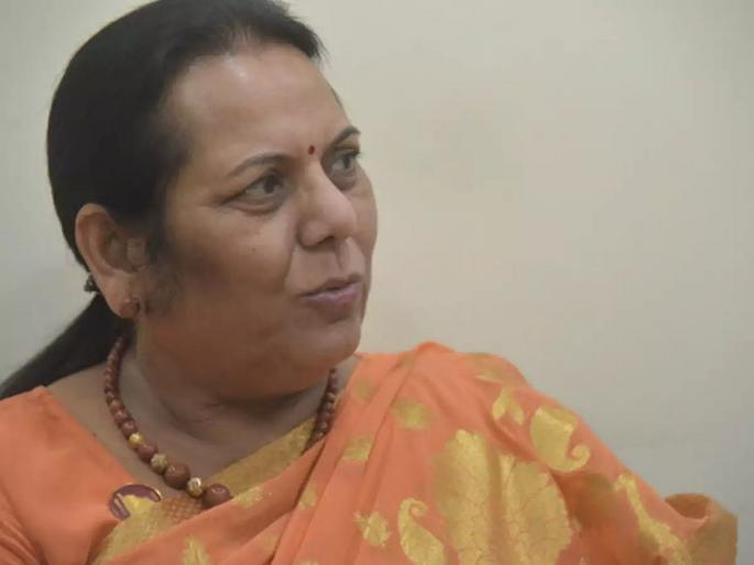 Stress from bungalows; Sapphire escapes the bungalow | बंगल्यांवरून तणातणी; नीलम गोऱ्हेंचा बंगला पळवला Stress from bungalows; Sapphire escapes the bungalow | बंगल्यांवरून तणातणी; नीलम गोऱ्हेंचा बंगला पळवला