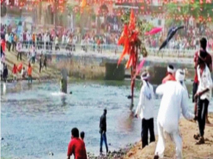 300 injured, 17 seriously in Gotmar Yatra of Pandhurna | पांढुर्ण्याच्या गोटमार यात्रेत ३०० जखमी, १७ गंभीर 300 injured, 17 seriously in Gotmar Yatra of Pandhurna | पांढुर्ण्याच्या गोटमार यात्रेत ३०० जखमी, १७ गंभीर