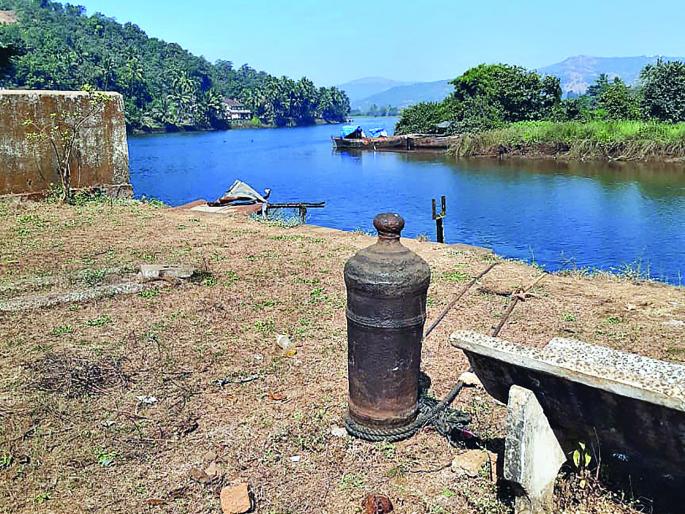 Breathe freely to take the historic gun at Govalkot port | गोवळकोट बंदरावरील ऐतिहासिक तोफा घेणार मोकळा श्वास Breathe freely to take the historic gun at Govalkot port | गोवळकोट बंदरावरील ऐतिहासिक तोफा घेणार मोकळा श्वास