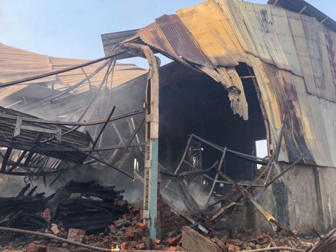 fire broke out in govandi | गोवंडीतील गोडाऊनला भीषण आग, फायर ब्रिगेडच्या 8 गाड्या घटनास्थळी fire broke out in govandi | गोवंडीतील गोडाऊनला भीषण आग, फायर ब्रिगेडच्या 8 गाड्या घटनास्थळी
