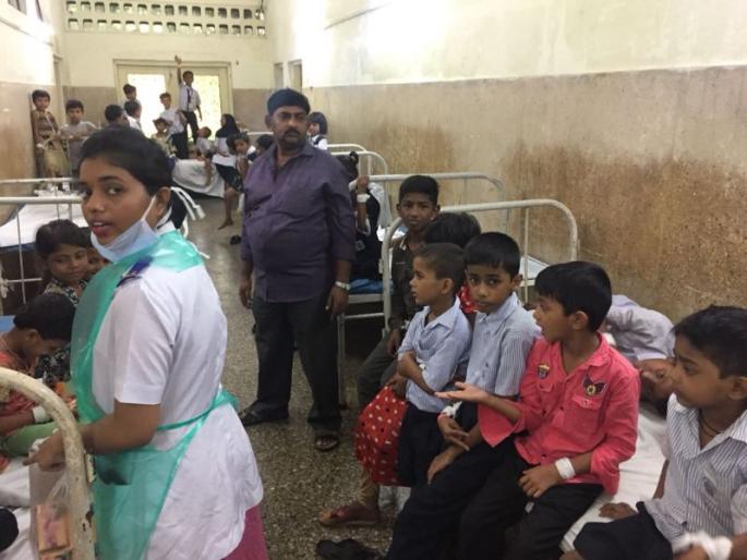 Death of a girl in a school of BMC | मुंबई महापालिकेच्या शाळेत विषबाधा, एका विद्यार्थिनीचा मृत्यू Death of a girl in a school of BMC | मुंबई महापालिकेच्या शाळेत विषबाधा, एका विद्यार्थिनीचा मृत्यू