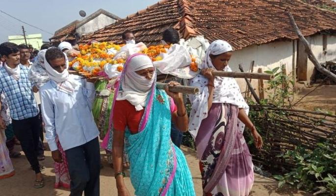 Last rituals for mother by the girls; in Chandrapur district | आईच्या पार्थिवाला मुलींनीच दिला खांदा; चंद्रपूर जिल्ह्यातील वस्तुपाठ Last rituals for mother by the girls; in Chandrapur district | आईच्या पार्थिवाला मुलींनीच दिला खांदा; चंद्रपूर जिल्ह्यातील वस्तुपाठ