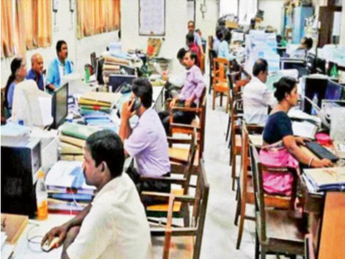 There is opposition to raising the retirement age to 60, on the other hand, permission to work until 65 | निवृत्तीचे वय ६० करण्यास होतोय विरोध, दुसरीकडे ६५ पर्यंत काम करण्याची मुभा There is opposition to raising the retirement age to 60, on the other hand, permission to work until 65 | निवृत्तीचे वय ६० करण्यास होतोय विरोध, दुसरीकडे ६५ पर्यंत काम करण्याची मुभा