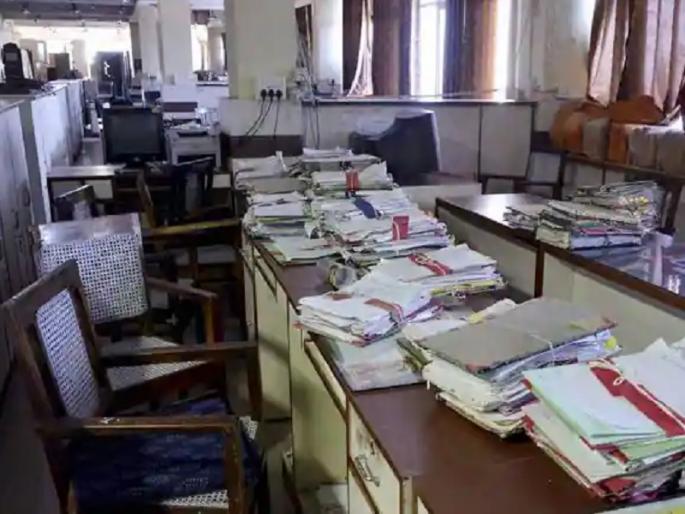 Wearing t-shirts in government offices 'no entry' only; Strict implementation of state government orders | सरकारी कार्यालयांत टी-शर्ट घालून 'नो एन्ट्री'च'; राज्य सरकारच्या आदेशाची काटेकोर अंमलबजावणी Wearing t-shirts in government offices 'no entry' only; Strict implementation of state government orders | सरकारी कार्यालयांत टी-शर्ट घालून 'नो एन्ट्री'च'; राज्य सरकारच्या आदेशाची काटेकोर अंमलबजावणी