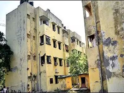 Central government 's 34 percents quarters are vacated | केंद्राच्या अखत्यारितील ३४ टक्के 'क्वॉर्टर्स' रिकामी Central government 's 34 percents quarters are vacated | केंद्राच्या अखत्यारितील ३४ टक्के 'क्वॉर्टर्स' रिकामी