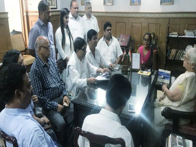 Goa : Congress MLAs meet Governor | गोव्यात सरकारच अस्तित्वात नाही, काँग्रेसच्या आमदारांनी घेतली राज्यपालांची भेट Goa : Congress MLAs meet Governor | गोव्यात सरकारच अस्तित्वात नाही, काँग्रेसच्या आमदारांनी घेतली राज्यपालांची भेट