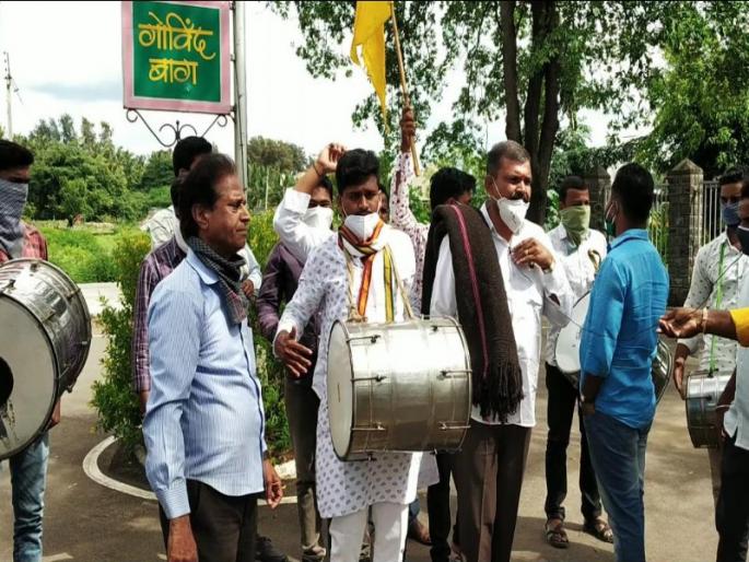 Dhangar Samaj's 'Dhol Bajav' agitation in front of Sharad Pawar's 'Govindbagh' | बारामतीत शरद पवार यांच्या 'गोविंदबाग' समोर धनगर समाजाचे 'ढोल बजाव' आंदोलन Dhangar Samaj's 'Dhol Bajav' agitation in front of Sharad Pawar's 'Govindbagh' | बारामतीत शरद पवार यांच्या 'गोविंदबाग' समोर धनगर समाजाचे 'ढोल बजाव' आंदोलन