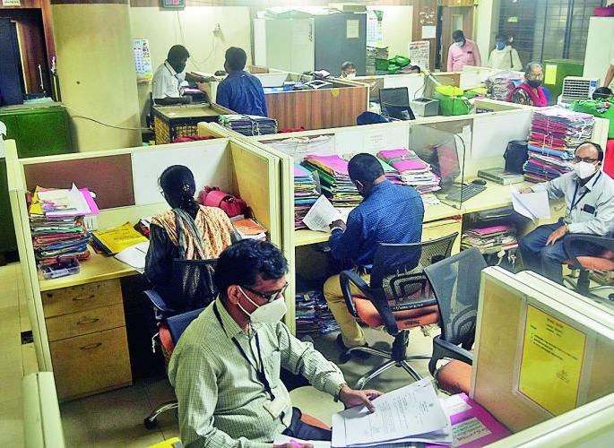 100% attendance of employees in government offices | शासकीय कार्यालयात १०० टक्के कर्मचाऱ्यांची उपस्थिती 100% attendance of employees in government offices | शासकीय कार्यालयात १०० टक्के कर्मचाऱ्यांची उपस्थिती