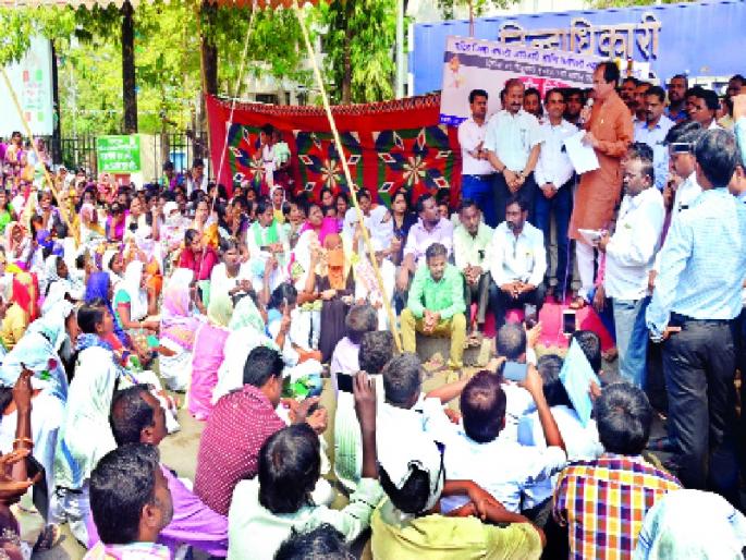 Employees on the road in Nanded | नांदेडमध्ये कर्मचारी रस्त्यावर Employees on the road in Nanded | नांदेडमध्ये कर्मचारी रस्त्यावर