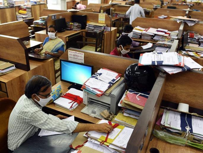 7th Pay Commission proposal hangs; The fate of 17 lakh employees hangs in the balance | सातव्या वेतन आयोगाचा प्रस्ताव लटकला; १७ लाख कर्मचाऱ्यांचे भवितव्य टांगणीला 7th Pay Commission proposal hangs; The fate of 17 lakh employees hangs in the balance | सातव्या वेतन आयोगाचा प्रस्ताव लटकला; १७ लाख कर्मचाऱ्यांचे भवितव्य टांगणीला