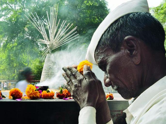 Worship the martyred Gowari brothers with dazed eyes | डबडबल्या डोळ्यांनी शहीद गोवारी बांधवांना नमन Worship the martyred Gowari brothers with dazed eyes | डबडबल्या डोळ्यांनी शहीद गोवारी बांधवांना नमन