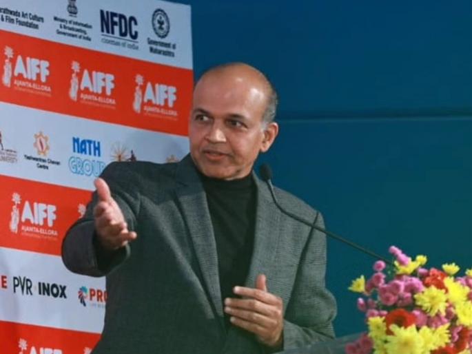 If you don't want to watch a movie, don't watch it; But don't ban it; Ashutosh Gowariker's opinion | सिनेमावर बंदी घालण्याची मागणी करण्याऐवजी तो पाहू नका; आशुतोष गोवारीकरांचे रोखठोक मत