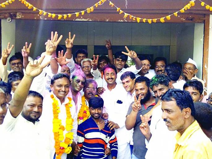 Chikhli: Congress has got elected directly in the elections of Sarpanch | चिखली : थेट सरपंच निवडीत काँग्रेसने मारली बाजी Chikhli: Congress has got elected directly in the elections of Sarpanch | चिखली : थेट सरपंच निवडीत काँग्रेसने मारली बाजी