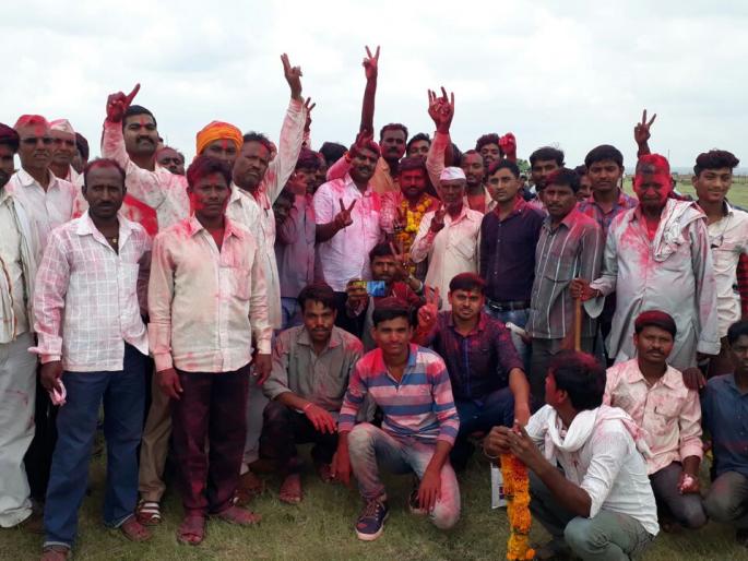 Alot rush to listen to the results, winner of the winners | निकाल ऐकण्यासाठी अलोट गर्दी, विजेत्यांचा जल्लोष Alot rush to listen to the results, winner of the winners | निकाल ऐकण्यासाठी अलोट गर्दी, विजेत्यांचा जल्लोष