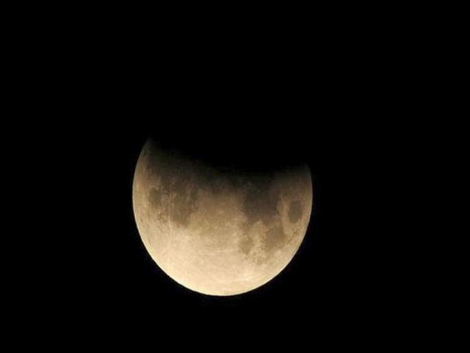 Astronomers looted Lunar eclipse | खगोलप्रेमींनी लुटला खग्रास चंद्रग्रहणाचा आनंद Astronomers looted Lunar eclipse | खगोलप्रेमींनी लुटला खग्रास चंद्रग्रहणाचा आनंद