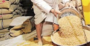 58 lakh quintals of grain black market due to offline | आॅफलाइनमुळे ५८ लाख क्विंटल धान्याचा काळाबाजार 58 lakh quintals of grain black market due to offline | आॅफलाइनमुळे ५८ लाख क्विंटल धान्याचा काळाबाजार