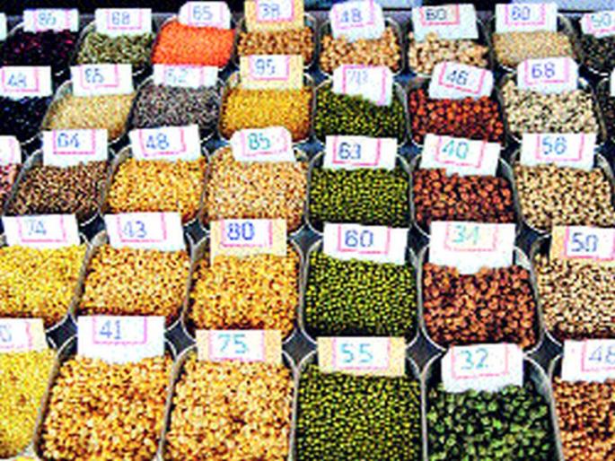 Prices of pulses fell in the season of purchase | ऐन खरेदीच्या हंगामात डाळींचे भाव गडगडले Prices of pulses fell in the season of purchase | ऐन खरेदीच्या हंगामात डाळींचे भाव गडगडले