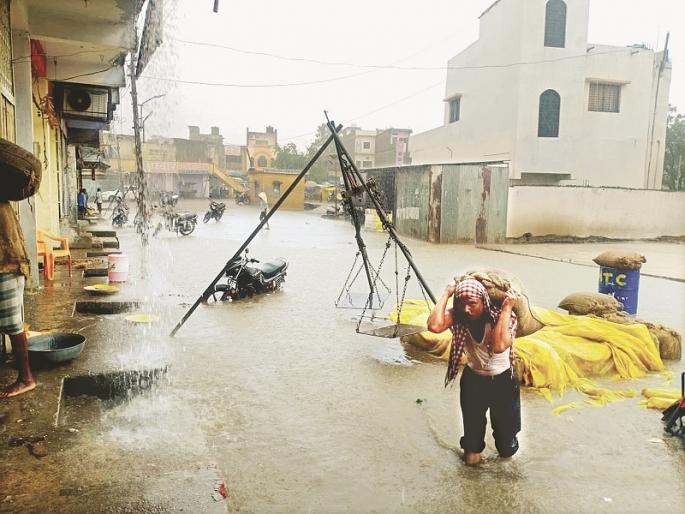 Heavy rains in three districts of Marathwada | मराठवाड्यात तीन जिल्ह्यांत दमदार पाऊस