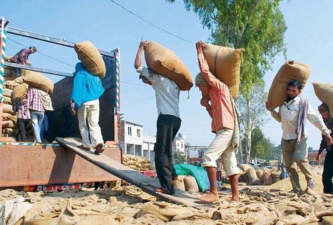 Supply of essential commodities across the country begins with the Western Railway | पश्चिम रेल्वेद्वारे देशभरात जीवनावश्यक वस्तूंचा पुरवठा वेगात सुरु 