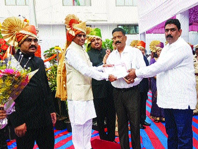 First prize in Village Gram Panchayat in Village Vishwachhet | ग्रामस्वच्छतेत वाणगांव ग्रामपंचायतील प्रथम पुरस्कार